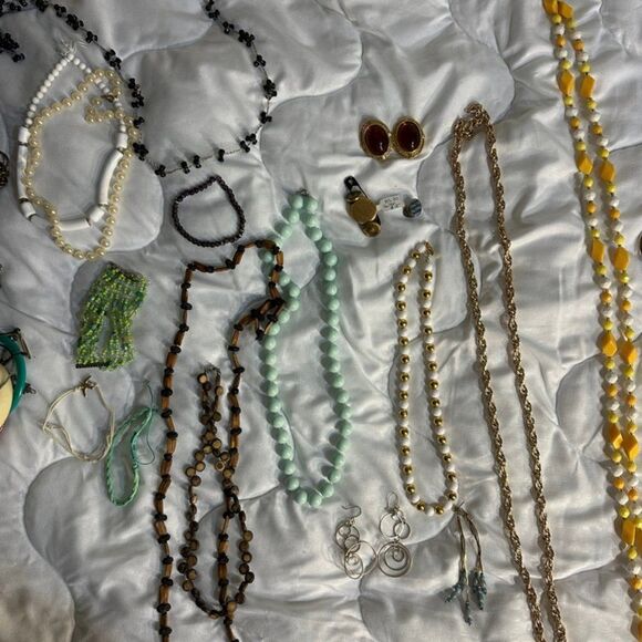 Assortment of Vintage Fashion Jewelry. - Picture 2 of 4
